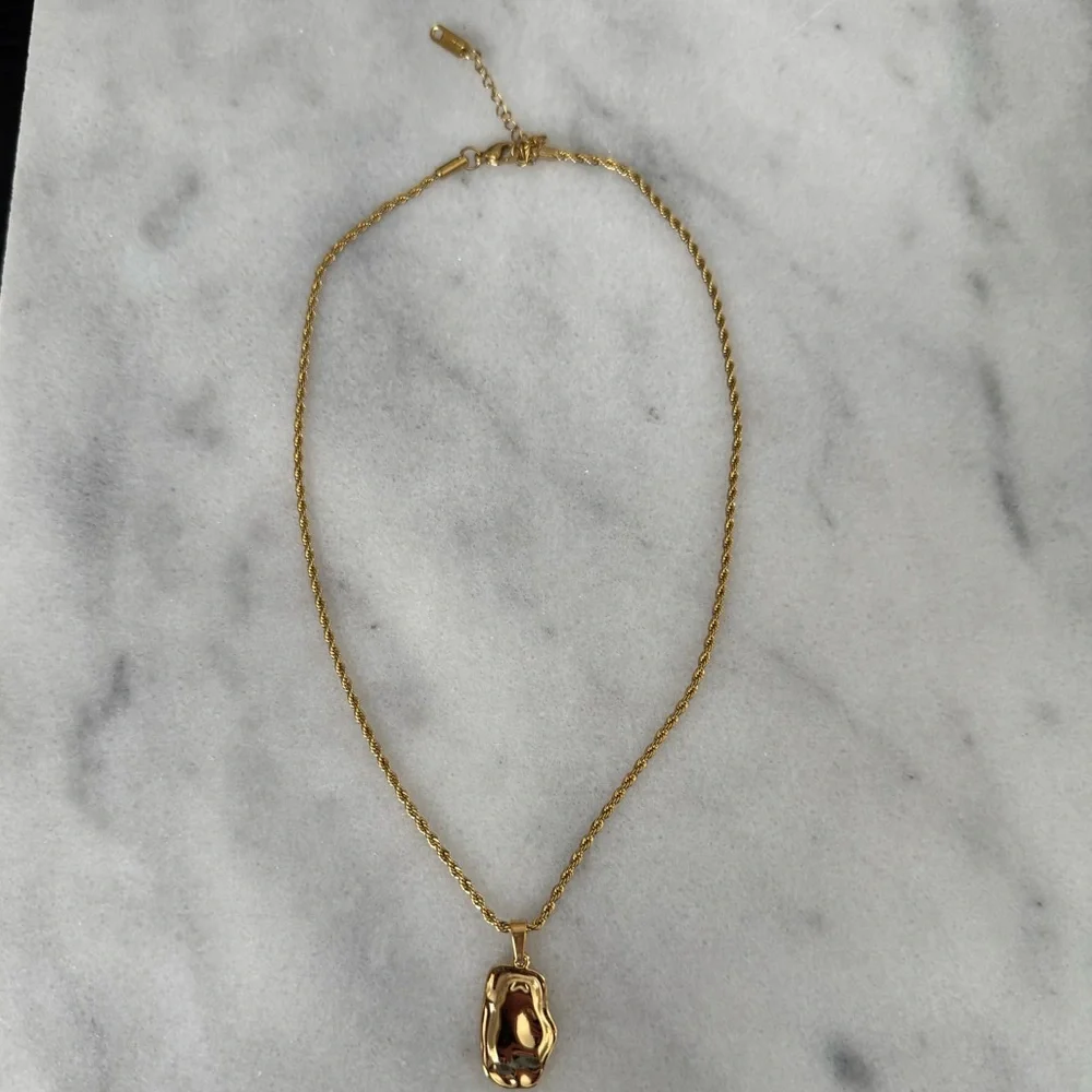 Gold Vintage Style Hammered Irregular Pendant Necklace   Brand New